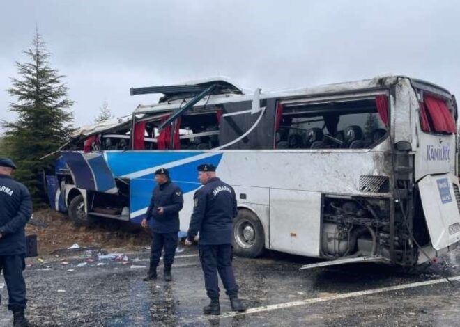 Eskişehir’de feci kaza… Yolcu otobüsü devrildi: 1 ölü, 30 yaralı