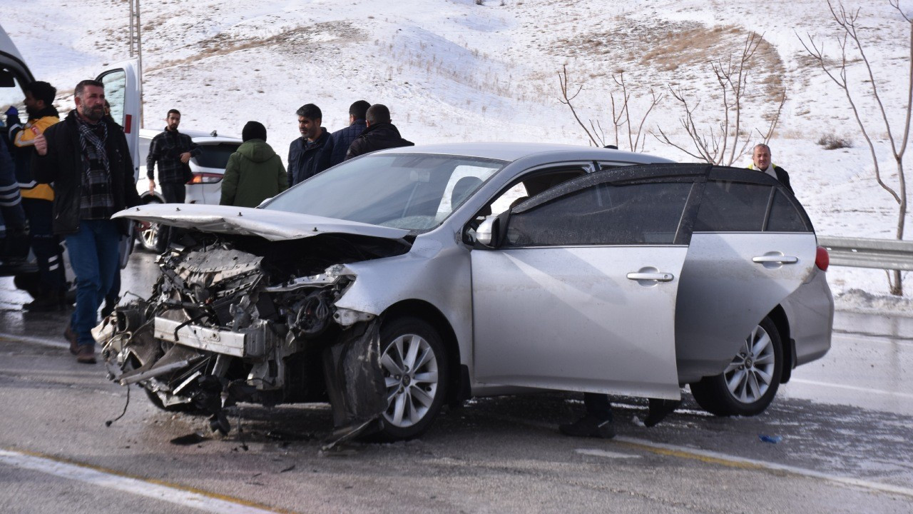 Van’da otomobil bariyerlere çarptı: 5 kişi yaralandı